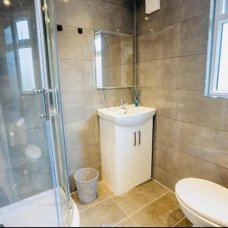 Paragraph Edmonton Palmers Green Exterior photo
