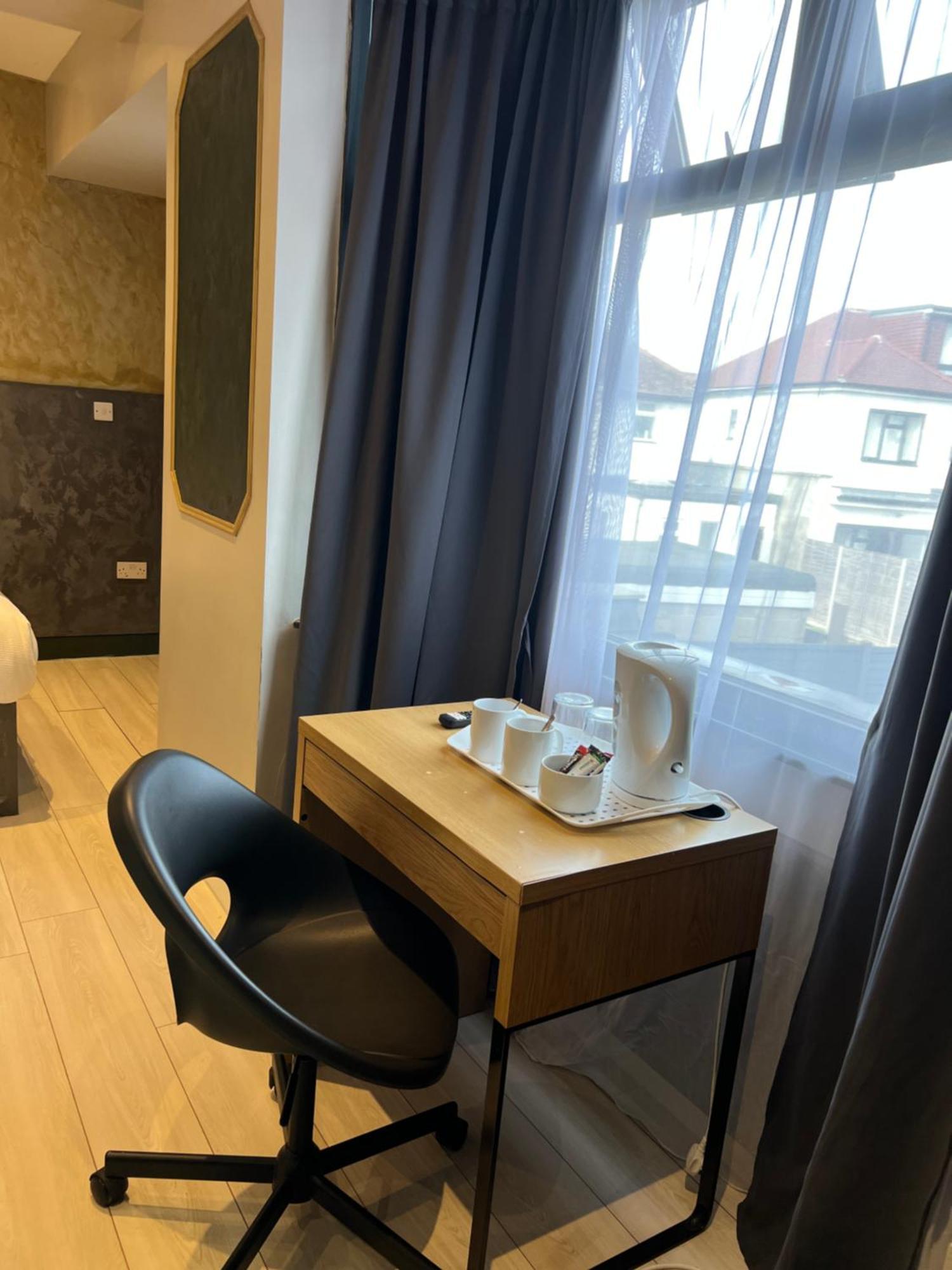 Hotel Base *