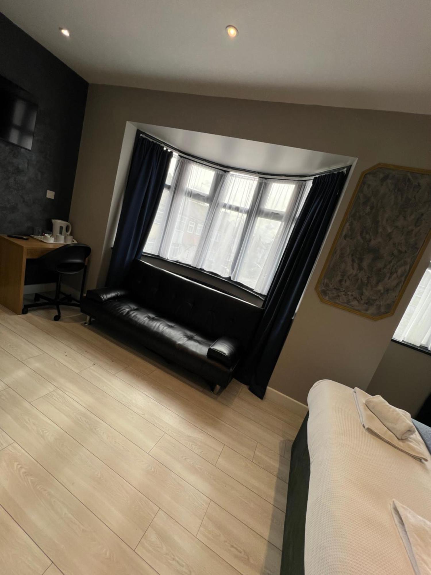 Hotel Base *