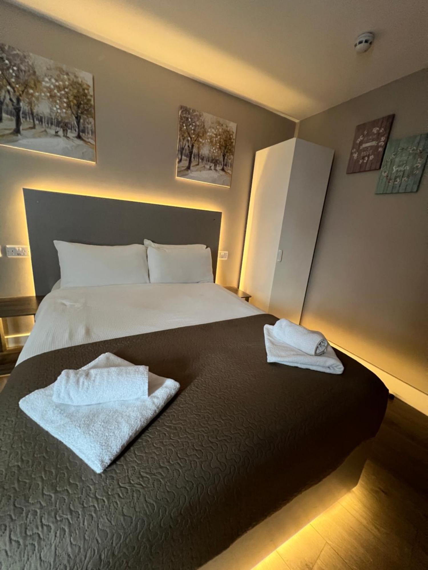 Hotel Base *