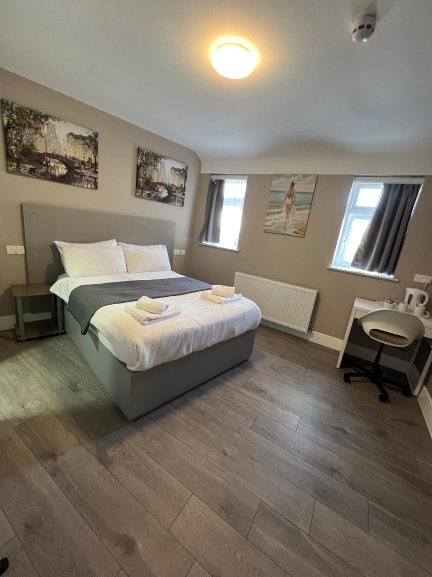 Base Palmers Green
