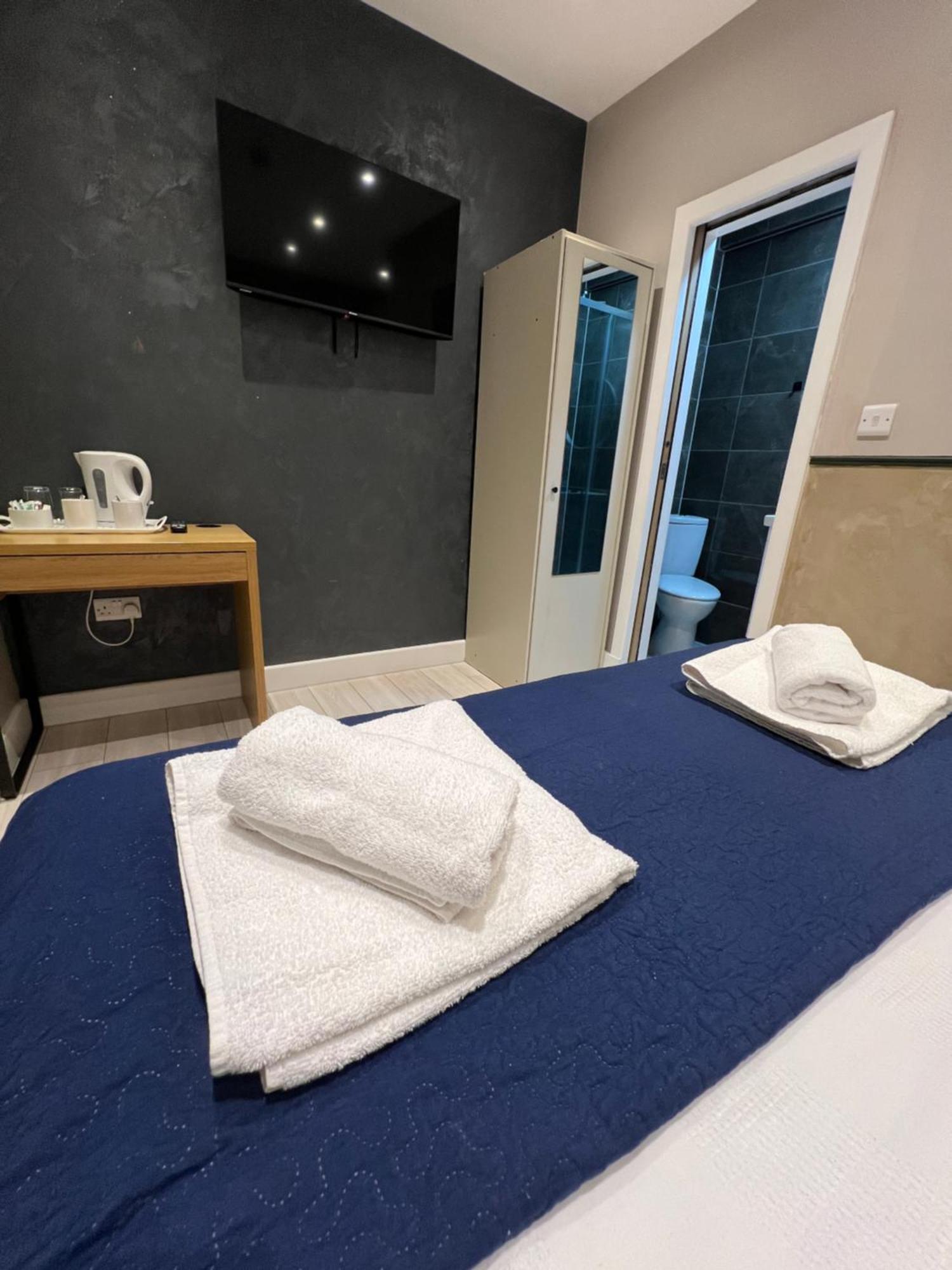 Base Palmers Green