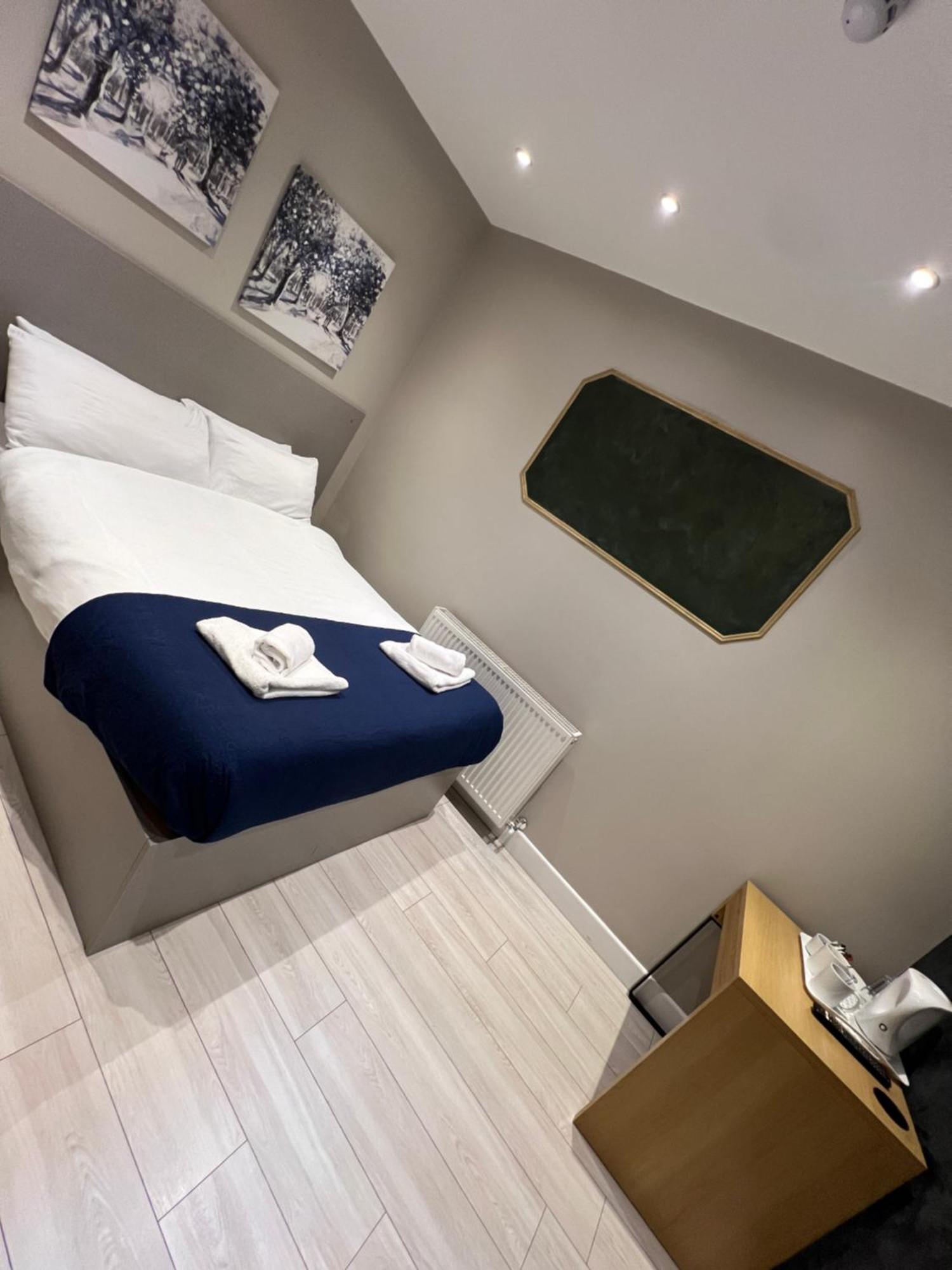 Hotel Base *